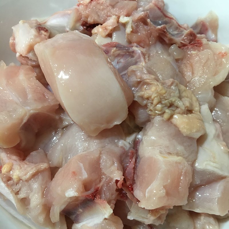 Bước 1 Sơ chế và ướp thịt gà Gà kho tiêu