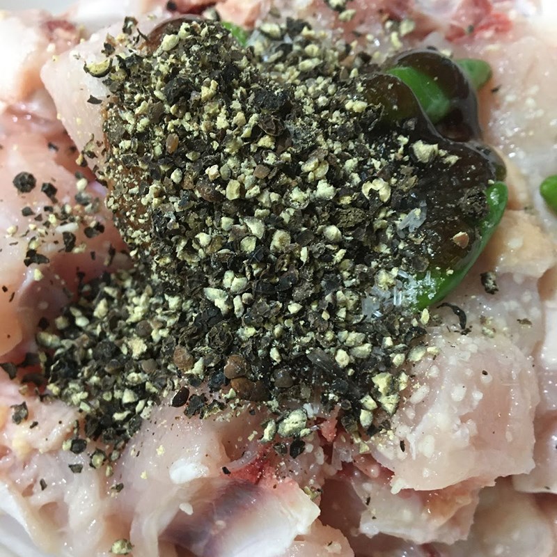 Bước 1 Sơ chế và ướp thịt gà Gà kho tiêu