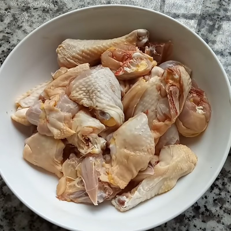 Bước 1 Sơ chế và ướp thịt gà Lẩu gà hầm đu đủ