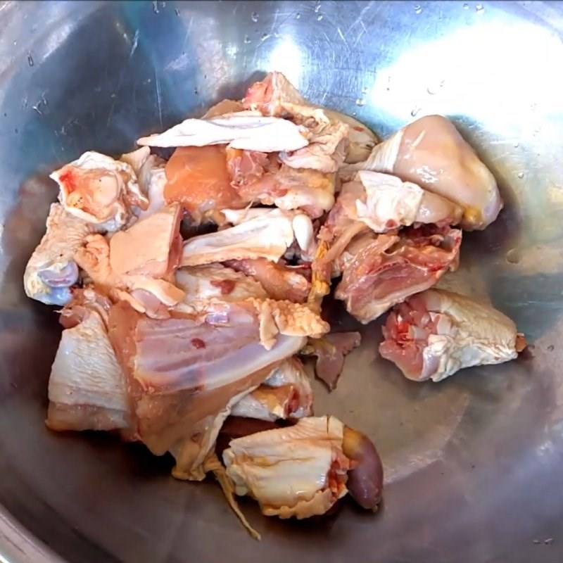 Bước 1 Sơ chế và ướp thịt gà Lẩu gà măng cay