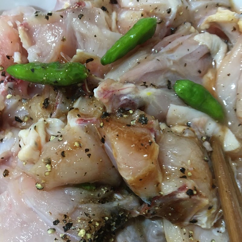 Bước 1 Sơ chế và ướp thịt gà Gà kho tiêu