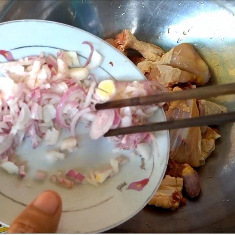 Bước 1 Sơ chế và ướp thịt gà Lẩu gà măng cay