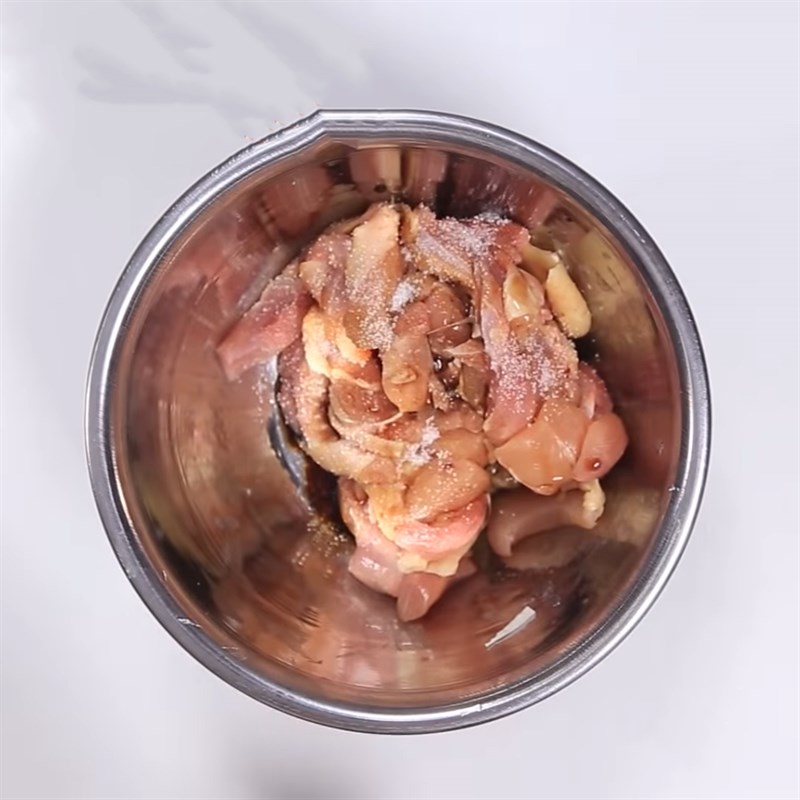 Bước 1 Sơ chế và ướp thịt gà Gà xào nấm kim châm