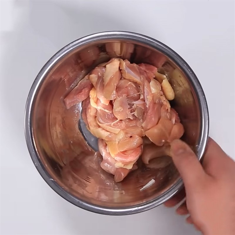 Bước 1 Sơ chế và ướp thịt gà Gà xào nấm kim châm