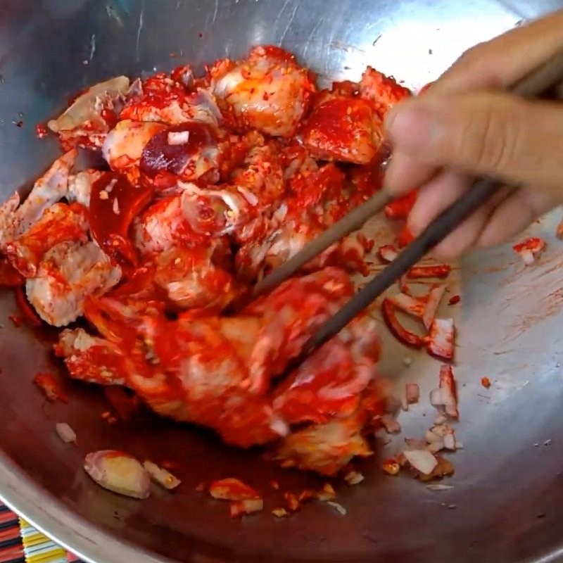 Bước 1 Sơ chế và ướp thịt gà Lẩu gà măng cay