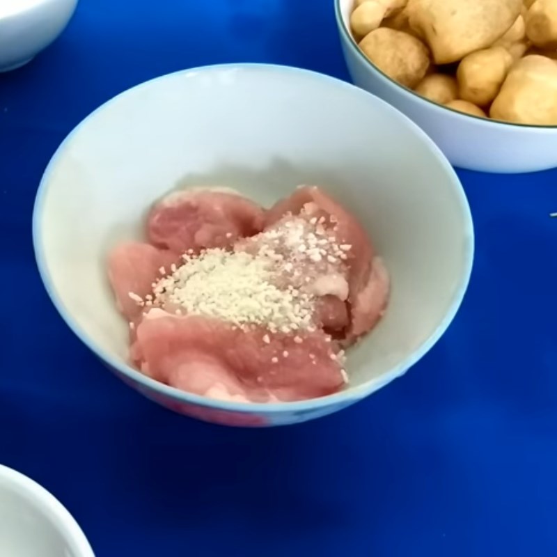 Bước 1 Sơ chế và ướp thịt heo Củ kiệu xào thịt heo thập cẩm