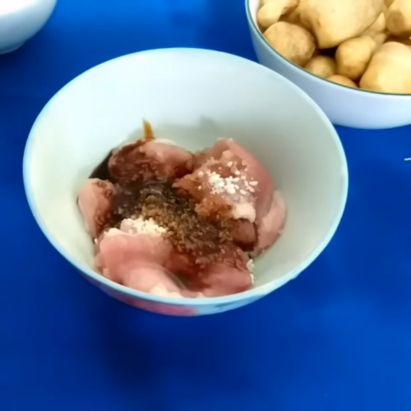 Bước 1 Sơ chế và ướp thịt heo Củ kiệu xào thịt heo thập cẩm