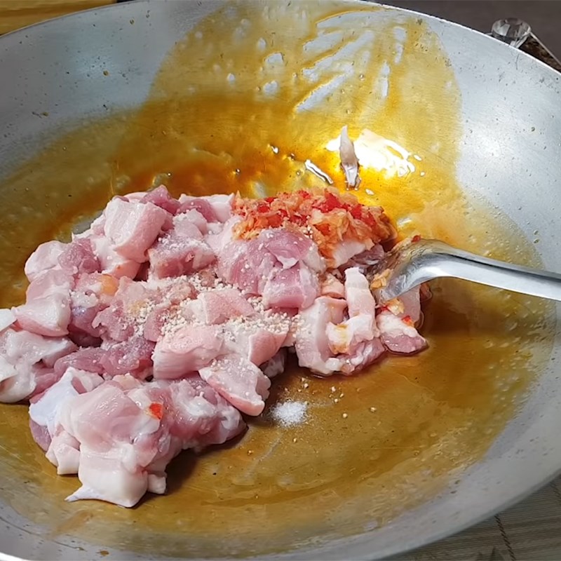 Bước 2 Sơ chế và ướp thịt heo Thịt kho củ cải muối