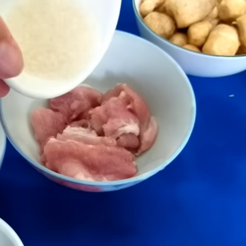 Bước 1 Sơ chế và ướp thịt heo Củ kiệu xào thịt heo thập cẩm
