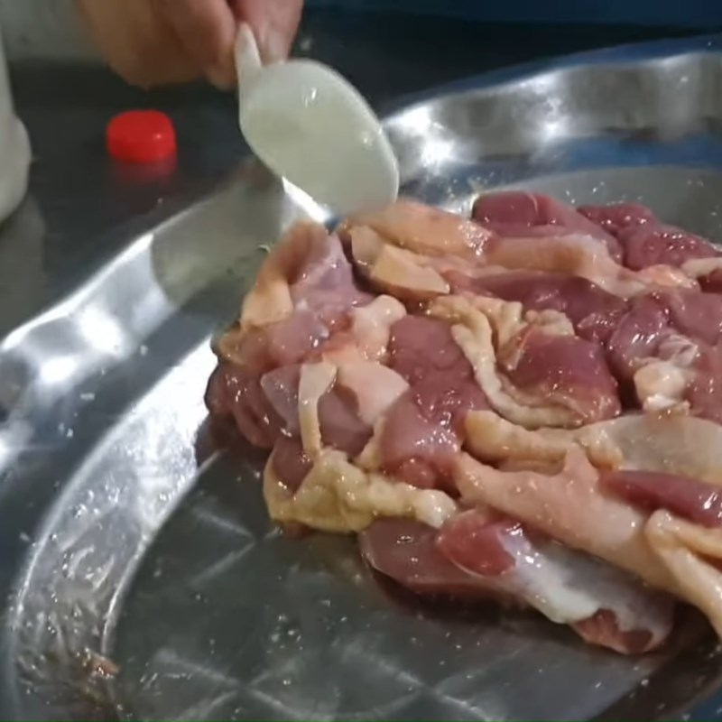 Bước 1 Sơ chế và ướp thịt vịt Măng trúc xào thịt vịt