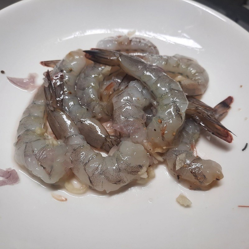 Bước 2 Sơ chế và ướp tôm Tôm sốt cà chua (công thức được chia sẻ từ người dùng)