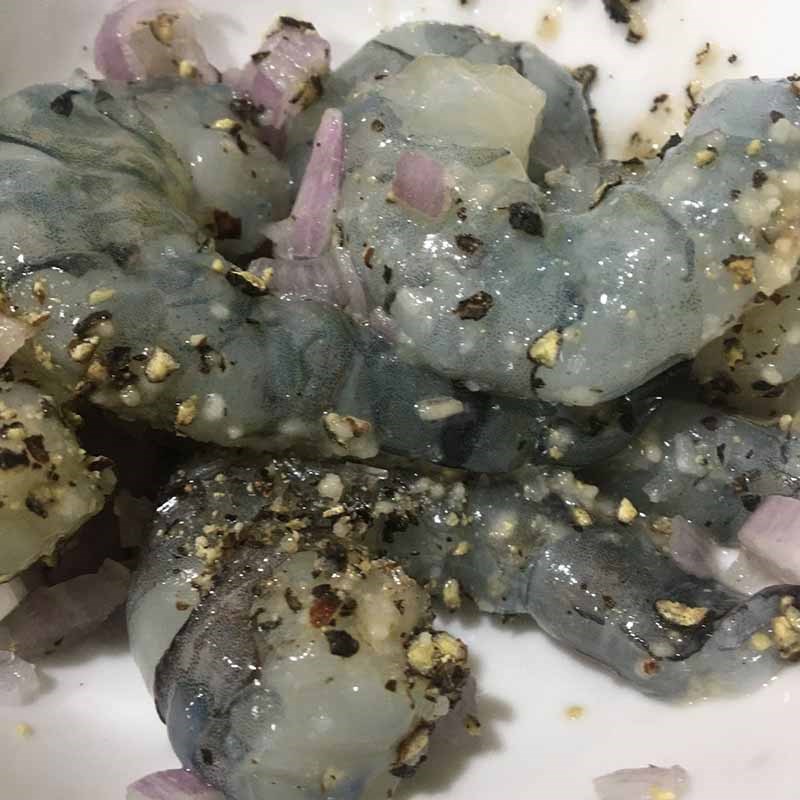 Bước 1 Sơ chế và ướp tôm Canh đu đủ nấu tôm tươi