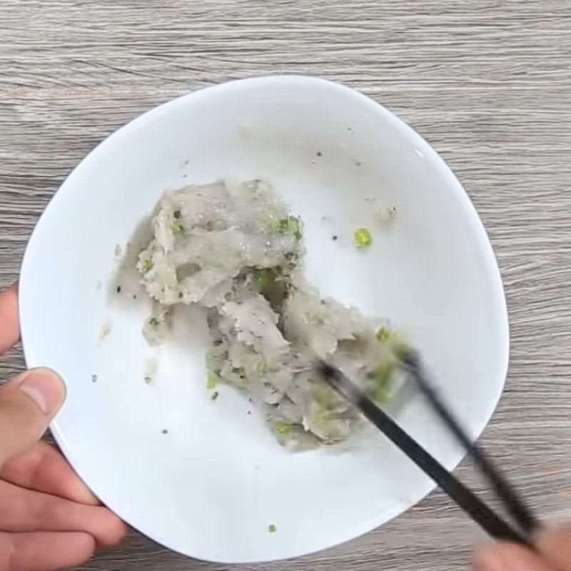 Bước 1 Sơ chế và ướp tôm Trứng cuộn tôm hấp