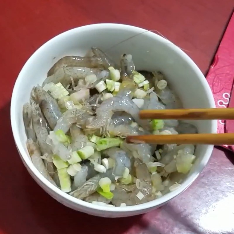 Bước 3 Sơ chế và ướp tôm Bánh canh bí đỏ