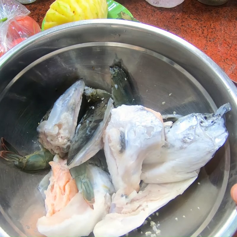 Bước 1 Sơ chế và ướp tôm cá Canh chua đầu cá hồi với tôm