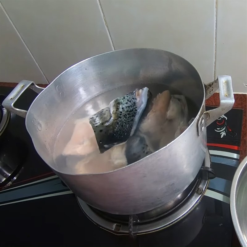 Bước 1 Sơ chế và ướp tôm cá Canh chua đầu cá hồi với tôm