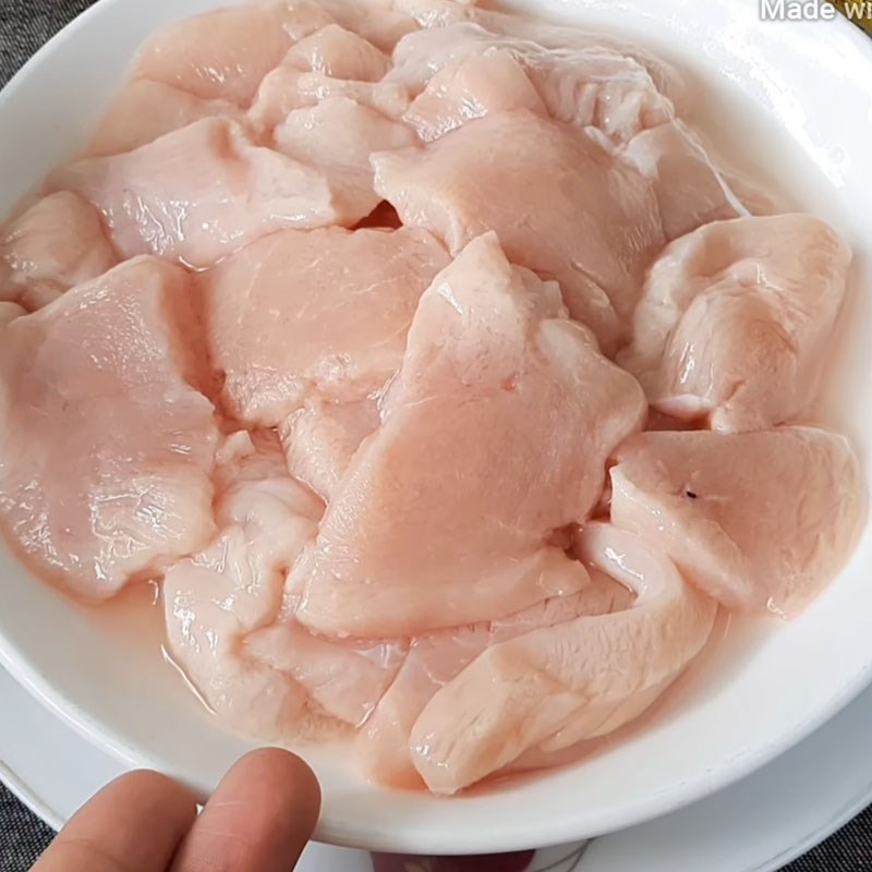 Bước 2 Sơ chế và ướp ức gà Ức gà xào nấm đùi gà