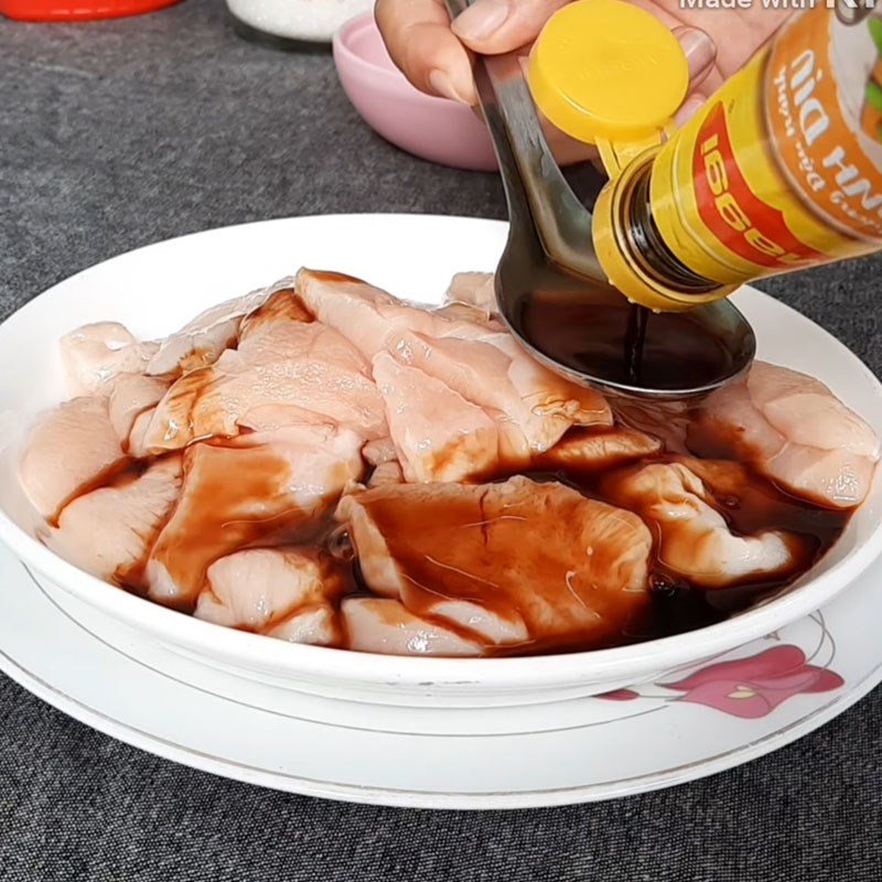 Bước 2 Sơ chế và ướp ức gà Ức gà xào nấm đùi gà