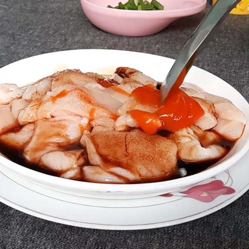 Bước 2 Sơ chế và ướp ức gà Ức gà xào nấm đùi gà