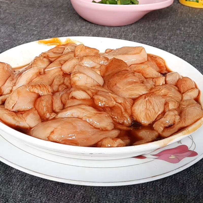 Bước 2 Sơ chế và ướp ức gà Ức gà xào nấm đùi gà