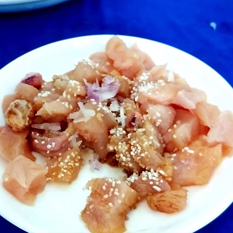 Bước 2 Sơ chế và ướp ức gà Ức gà xào nấm bào ngư ớt chuông