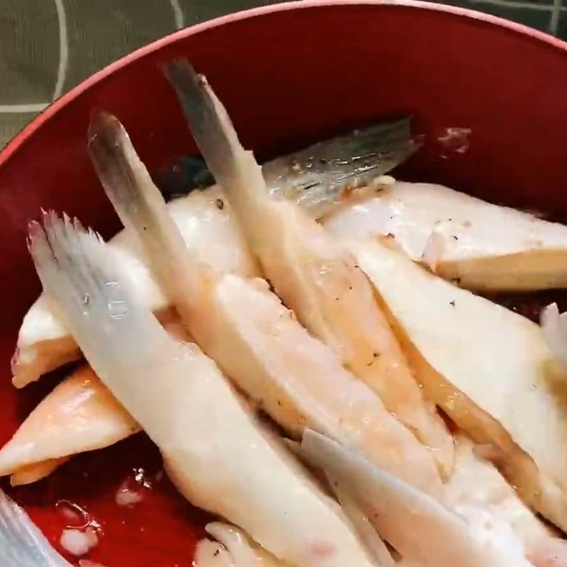 Bước 1 Sơ chế và ướp vây cá hồi Vây cá hồi nướng mắm tỏi