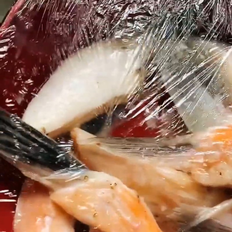 Bước 1 Sơ chế và ướp vây cá hồi Vây cá hồi nướng mắm tỏi