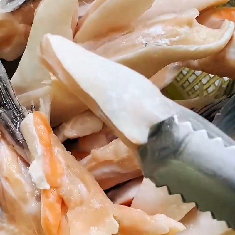 Bước 1 Sơ chế và ướp vây cá hồi Vây cá hồi nướng mắm tỏi