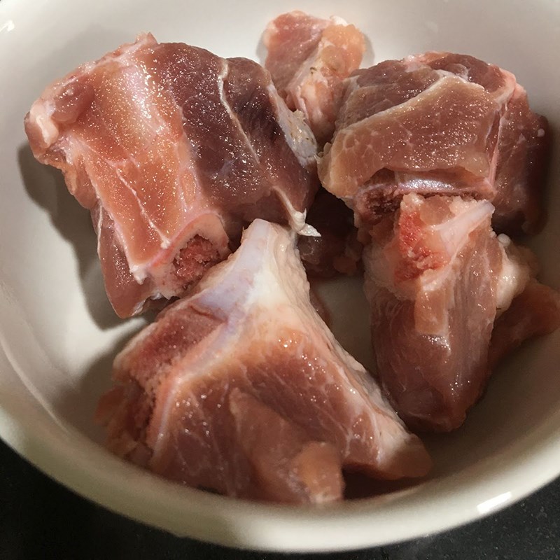 Bước 1 Sơ chế và ướp xương Canh bí đỏ hầm xương