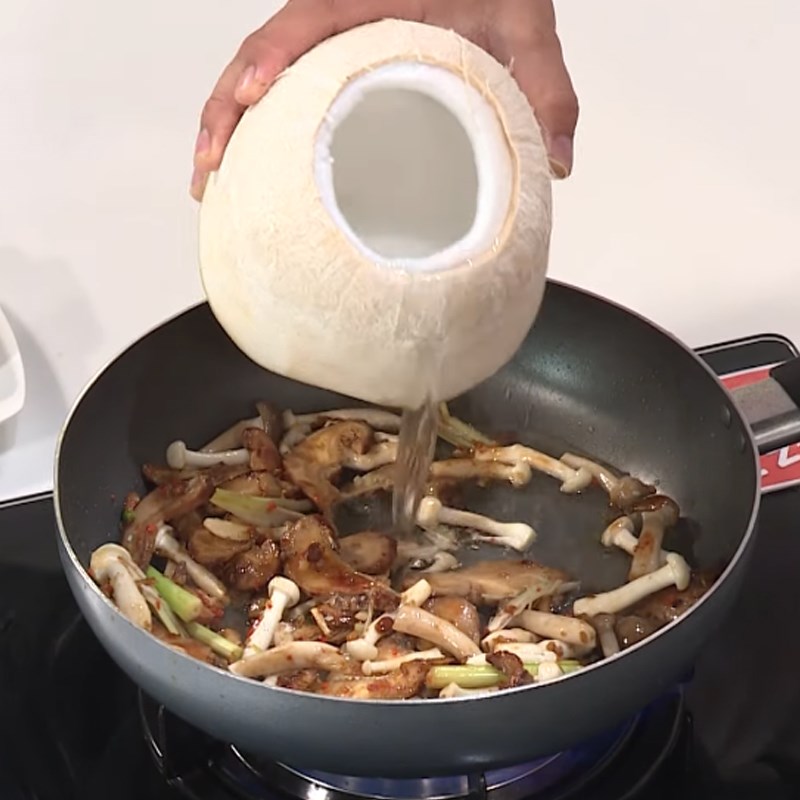 Bước 3 Sơ chế và xào các nguyên liệu Đậu hũ hấp nấm