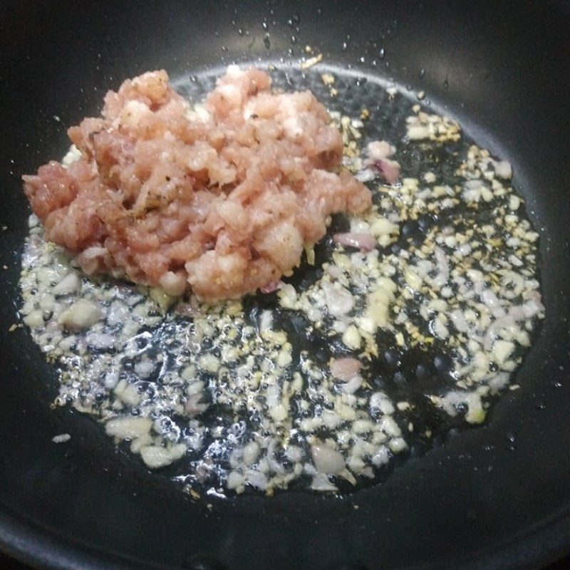 Bước 2 Sơ chế và xào thịt heo Bánh tráng lụi (công thức được chia sẻ từ người dùng)