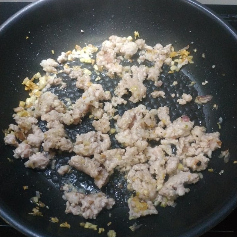 Bước 2 Sơ chế và xào thịt heo Bánh tráng lụi (công thức được chia sẻ từ người dùng)