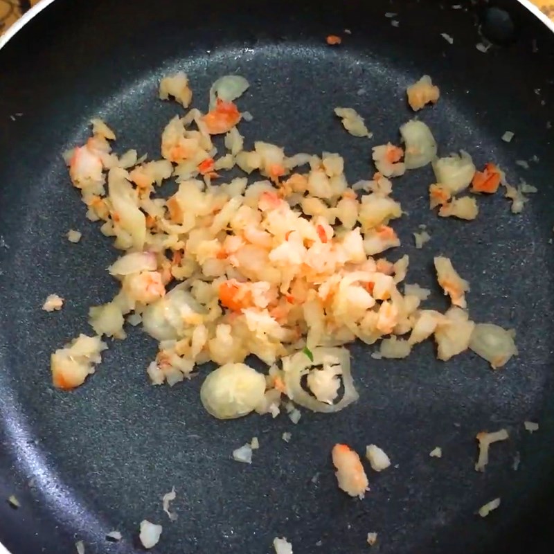 Bước 2 Sơ chế và xào tôm Cháo tôm rau mồng tơi khoai lang