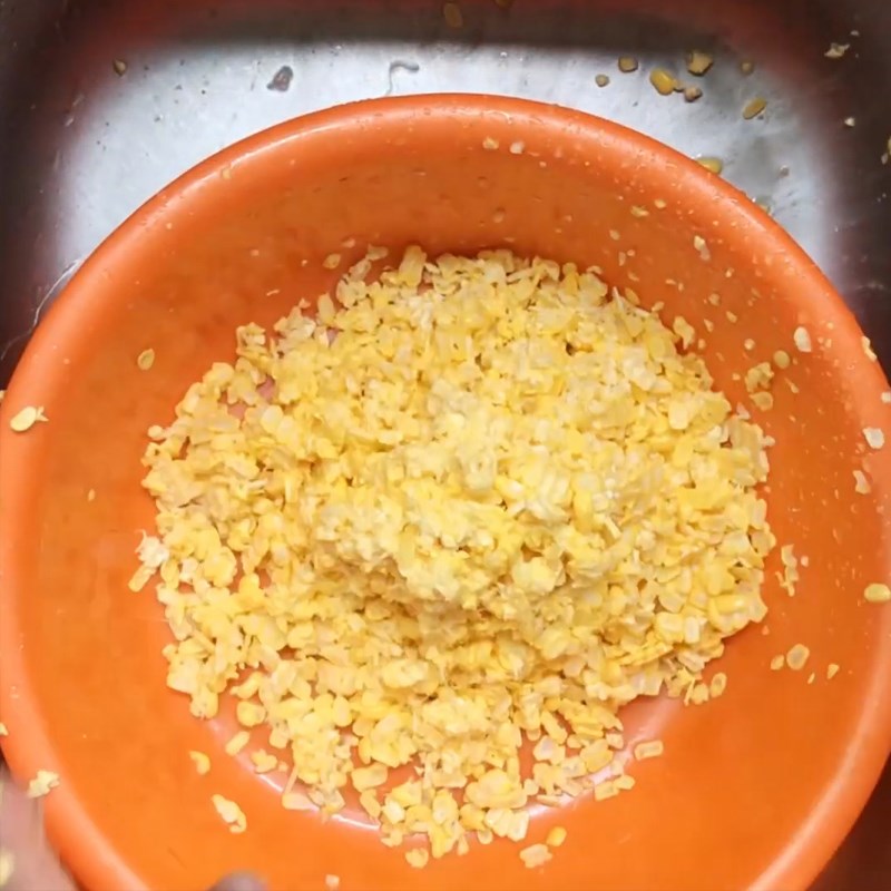Bước 1 Sơ chế và xay bắp Bánh bắp phô mai chiên xù