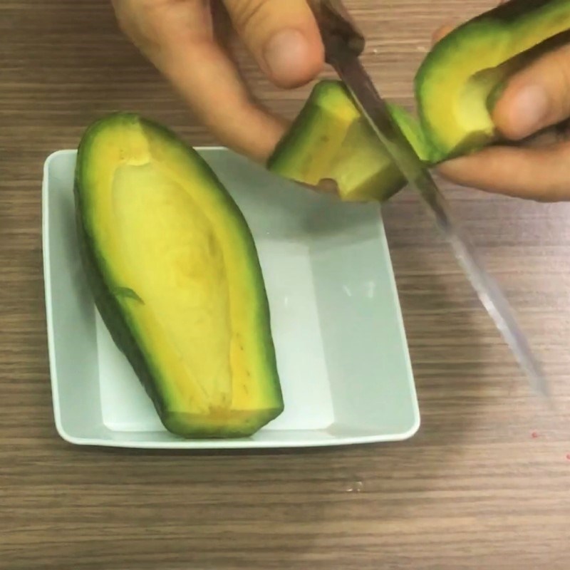 Bước 2 Sơ chế và xay bơ Pudding bơ sữa cho bé ăn dặm