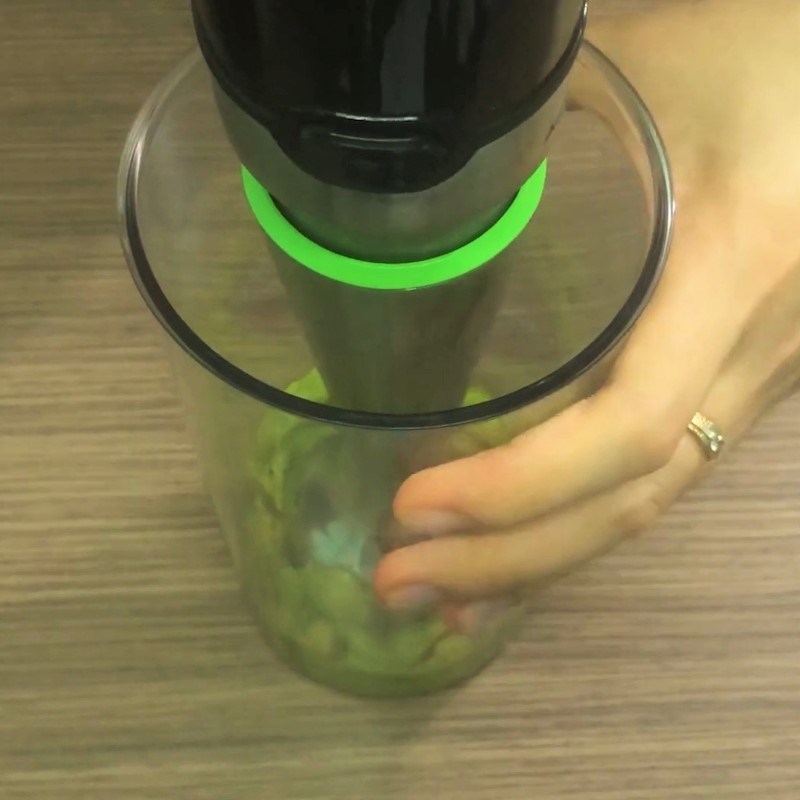 Bước 2 Sơ chế và xay bơ Pudding bơ sữa cho bé ăn dặm