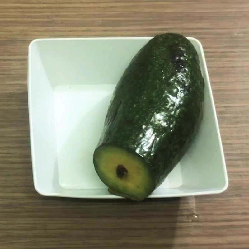 Bước 2 Sơ chế và xay bơ Pudding bơ sữa cho bé ăn dặm