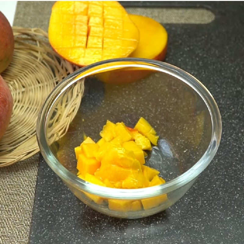Bước 3 Sơ chế và xay xoài Panna cotta thạch xoài