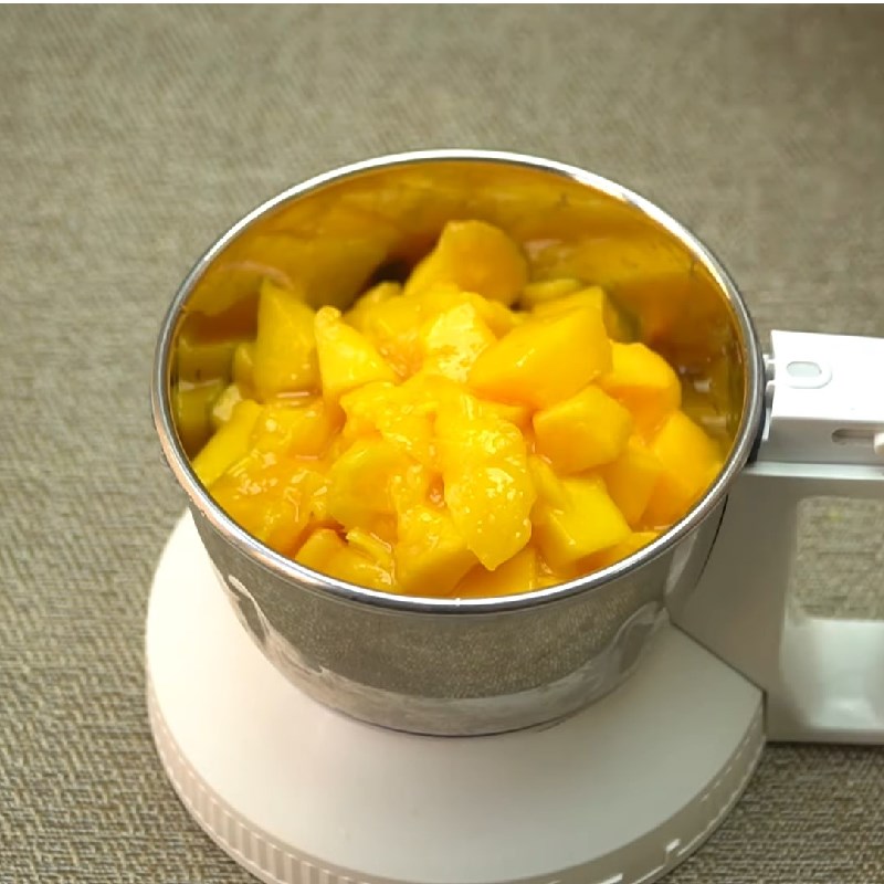 Bước 3 Sơ chế và xay xoài Panna cotta thạch xoài