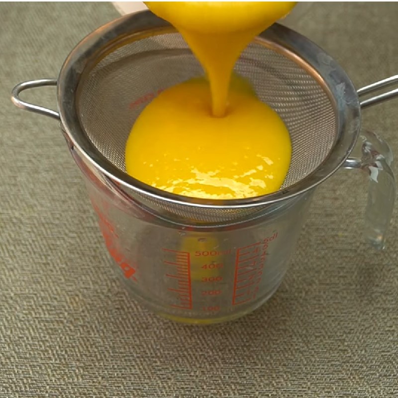 Bước 3 Sơ chế và xay xoài Panna cotta thạch xoài