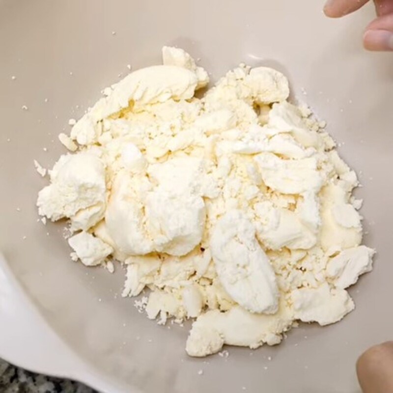 Bước 1 Sơ chế, xay và vắt khoai mì Bánh khoai mì nướng nguyên ổ bằng nồi chiên không dầu