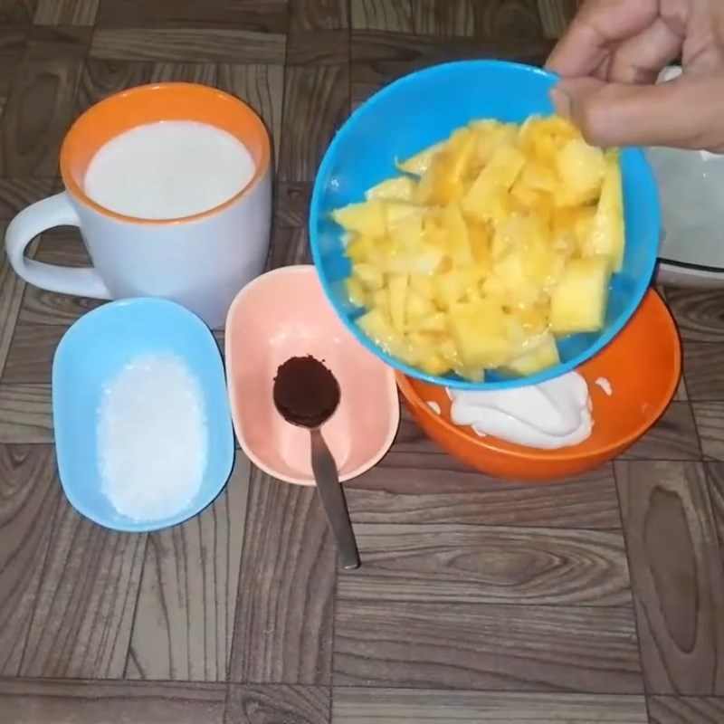 Bước 1 Sơ chế xoài Sinh tố cà phê xoài