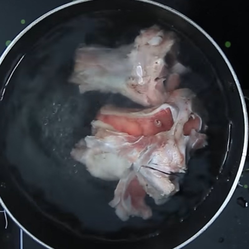 Bước 1 Sơ chế xương ống heo Phở xương heo