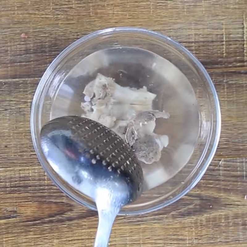 Bước 1 Sơ chế xương ống heo Phở xương heo