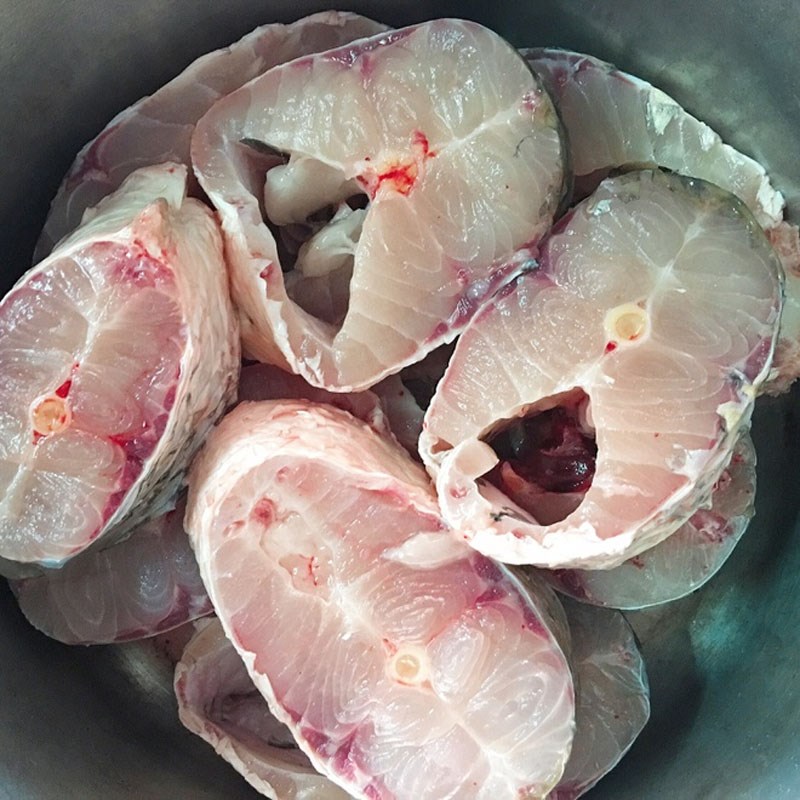 Bước 1 Sơ chế cá trắm Cá trắm kho sả