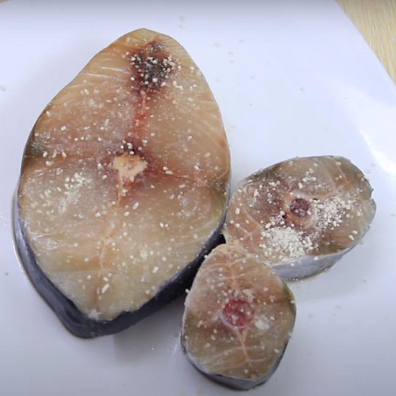 Bước 1 Sơ chế nguyên liệu Cá thu chiên sốt cà chua