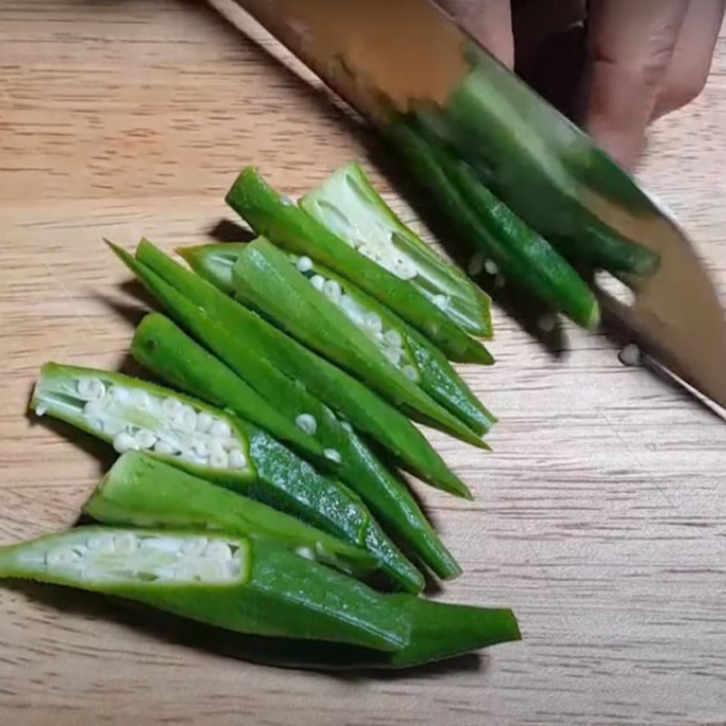 Bước 2 Sơ chế nguyên liệu khác Đậu bắp xào tôm