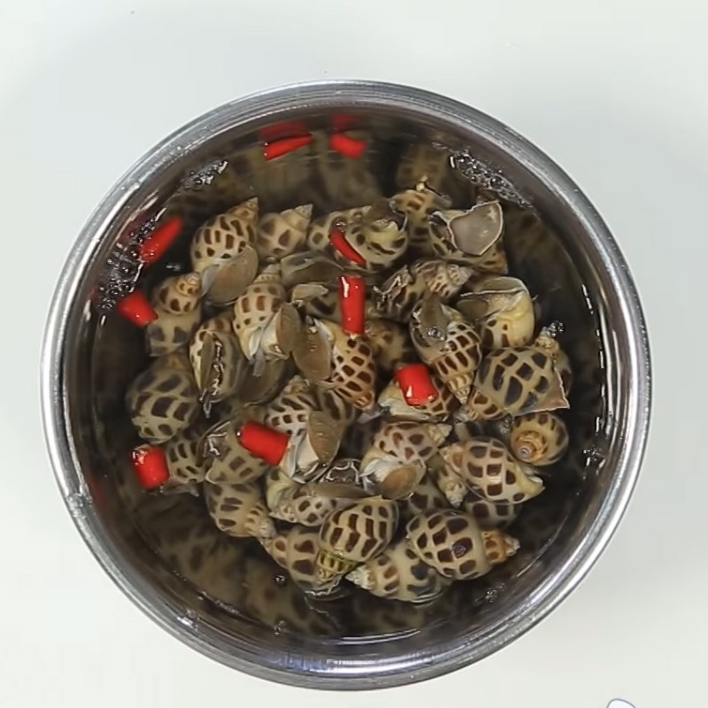 Bước 1 Sơ chế ốc hương Ốc hương xào bơ tỏi