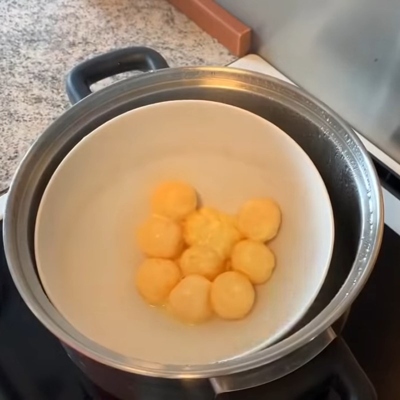 Bước 1 Sơ chế trứng muối Bánh bao kim sa vỏ vàng nhân trứng muối