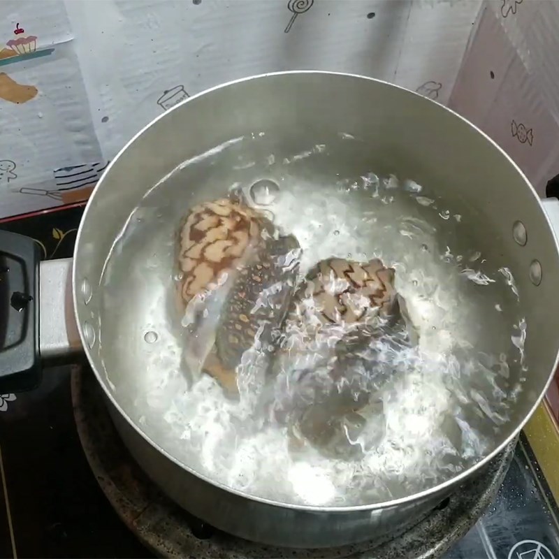 Bước 1 Sơ chế và luộc ốc Gỏi xoài ốc giác